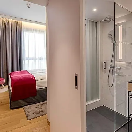 Отель Intercityhotel Berlin Airport Ber Terminal 1 & 2 4*